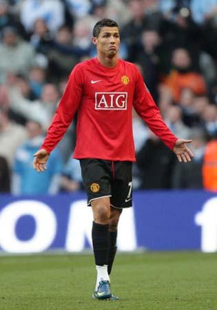 阿奇姆彭本赛季已打入15球，追平河南队单赛季进球纪录（阿奇姆彭本季斩获15球，追平河南队单季进球纪录）