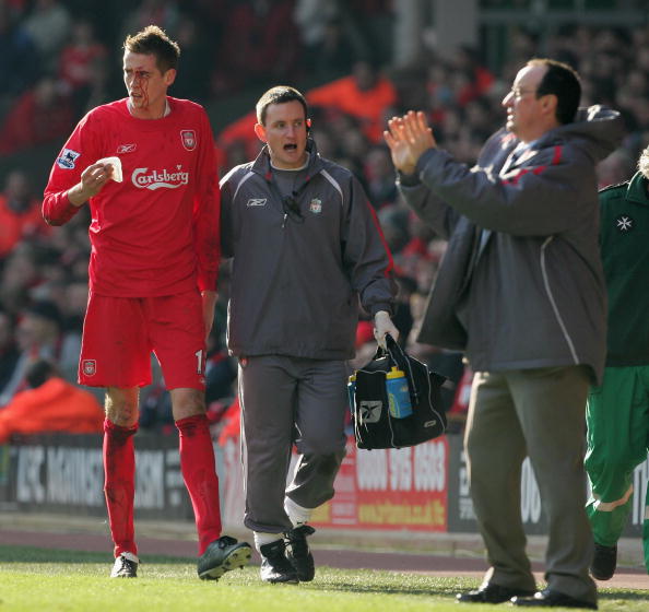 足球巴萨后防大将伤缺四周，主帅表情凝重（巴萨后防核心伤停四周，主帅神情严峻）