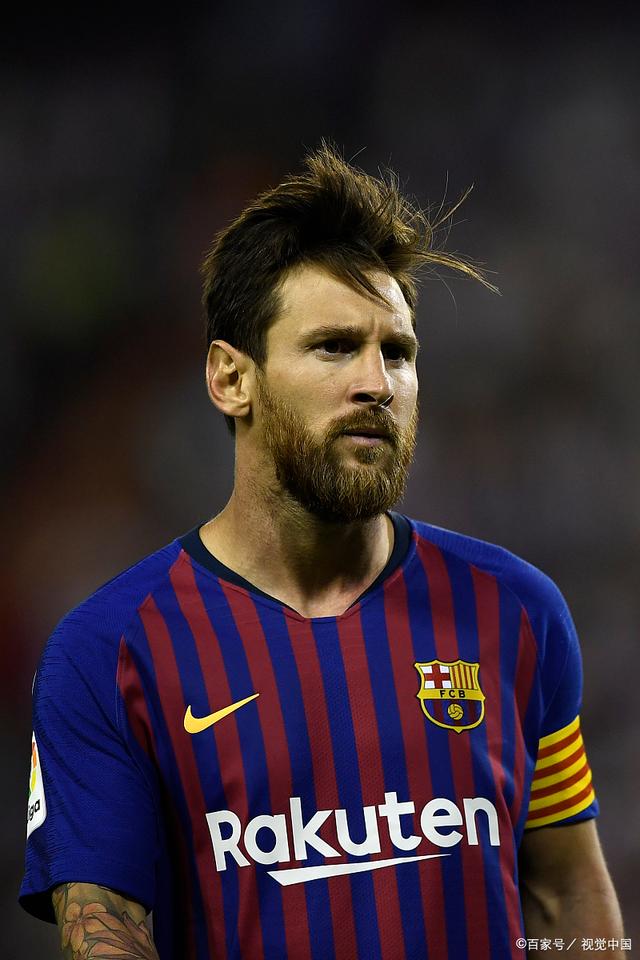 跟队：麦迪逊赛后拄拐穿过混合采访区，神情十分沮丧