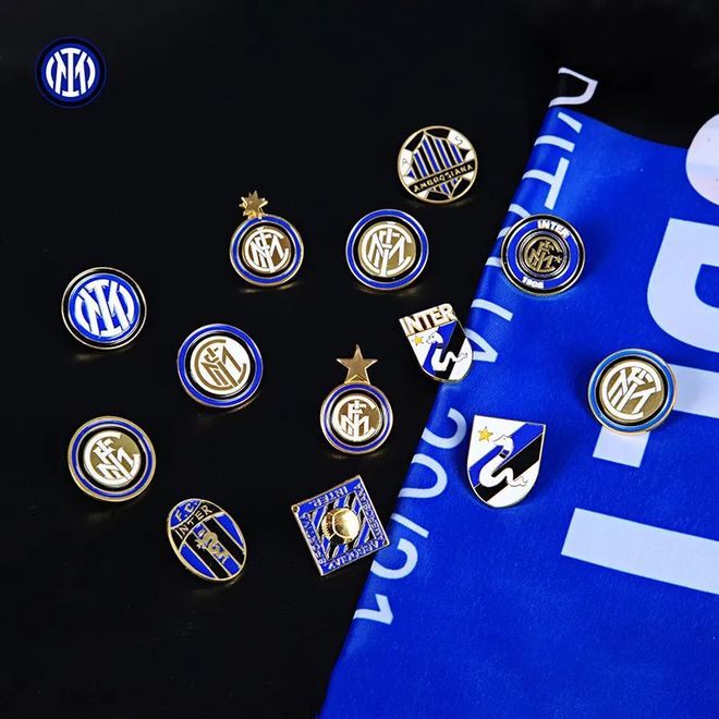 致敬，王刚庆祝足协杯冠军时背后写着：献给我们的主帅塞蒂恩（王刚庆祝足协杯夺冠，背后印字致献主帅塞蒂恩）