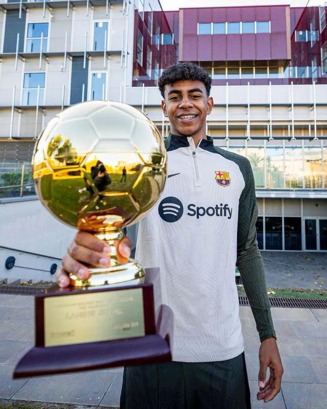 欧冠赛场精彩瞬间：巴萨2-1战胜拜仁,（欧冠焦点之战：巴萨2-1力克拜仁）