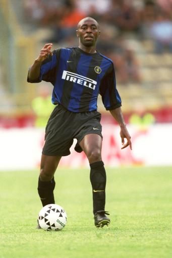 每体：巴萨不会为合同只剩半年的中卫付转会费，想来只能免签（每体：巴萨无意为合同剩半年的中卫支付转会费，若想加盟只能自由身）