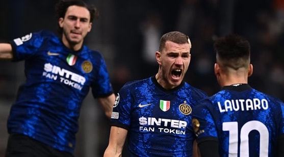 法兰克福客胜后球迷区突发火情，还有球迷从高处坠落后被送医