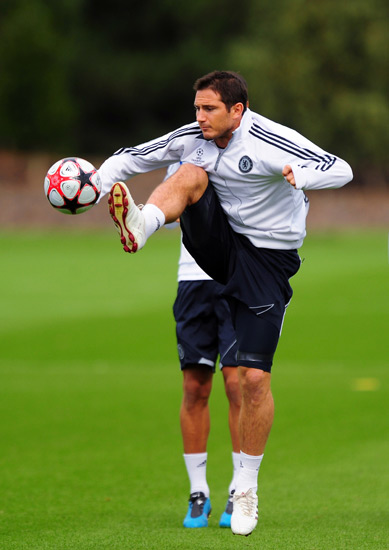 你是哪边的？本菲卡门将特鲁宾扑点后被队友阿劳若补射进球