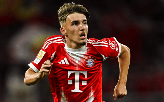 助罗马升至意甲榜首，斯维拉尔达成罗马生涯100场里程碑（斯维拉尔迎罗马第100战，助球队登顶意甲榜首）