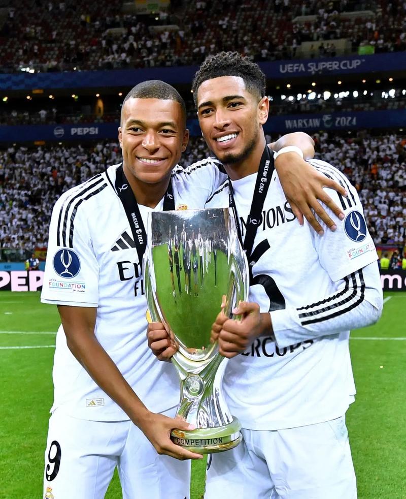 球星突破防守送出关键助攻